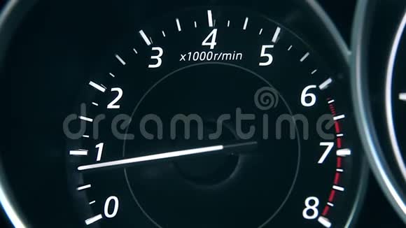 汽车速度计和移动包括灯泄漏速度计和长曝光时间流逝的交通视频的预览图