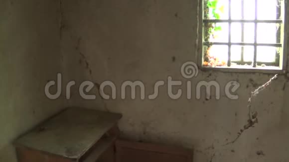 一个旧的箱子和一扇窗户在一所旧的和废弃的房子的内部视频的预览图