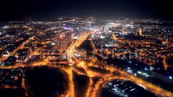 夜城从无人机射击黄色的城市灯光视频的预览图