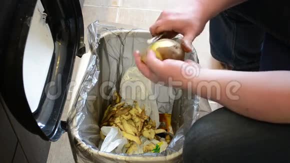 人手剥土豆跌入垃圾桶视频的预览图