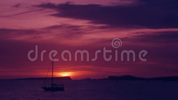 伊比萨多云的傍晚海上日落视频的预览图