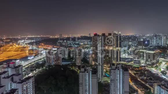 城市天际线与新加坡商业港口空中夜晚时光视频的预览图