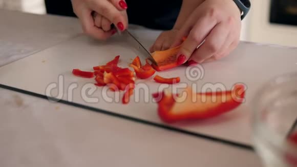 特写妈妈和小女儿一起切鲜红甜椒视频的预览图
