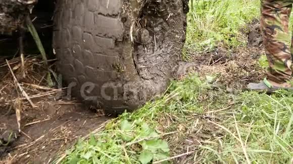 越野车在草地上滑行视频的预览图