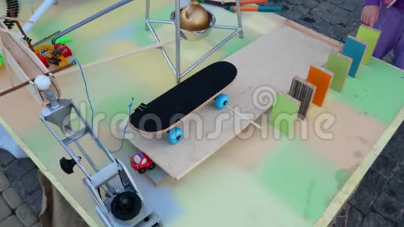鲁贝戈德伯格机器滑板发射球视频的预览图