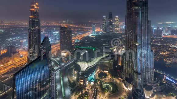 迪拜市中心的全景式天际线景观包括购物中心喷泉和BurjKhalifa的空中夜晚直到白天视频的预览图