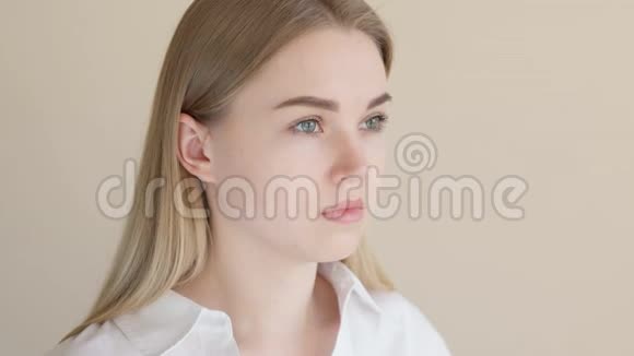 一个年轻的女孩戴着面具以防止PM25粉尘和正在传播的冠状病毒她是个健康的情人视频的预览图