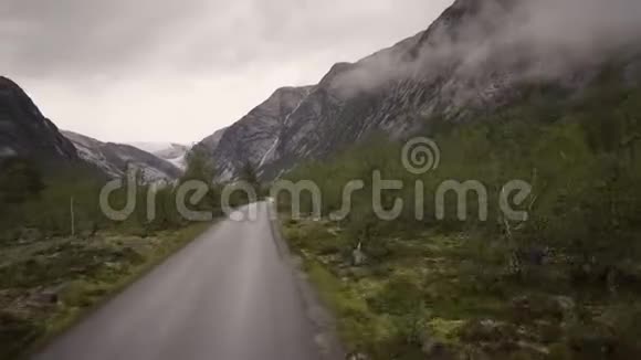 在挪威的小路上开车视频的预览图