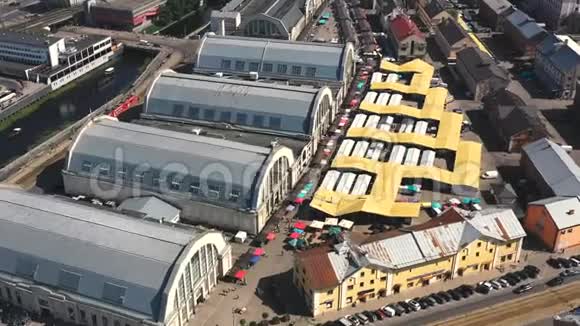 里加拉特维亚五月2019年空中无人机观中央市场与许多展馆附近的历史中心里加视频的预览图