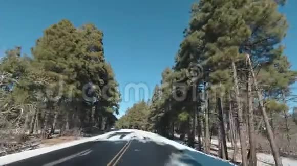 冬天在雪道上开车大峡谷国家公园美国亚利桑那州视频的预览图