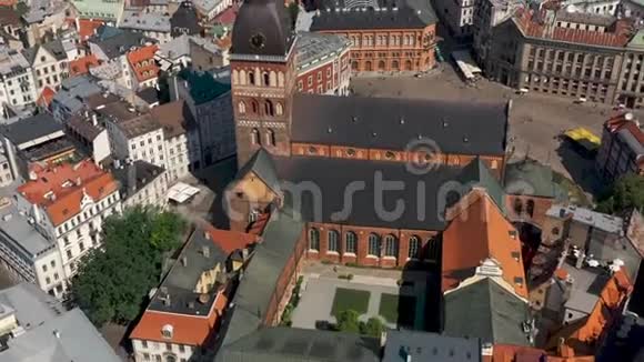 里加拉特维亚五月2019年空中无人机视图的老城市中心里加由穹顶大教堂与他的庭院视频的预览图