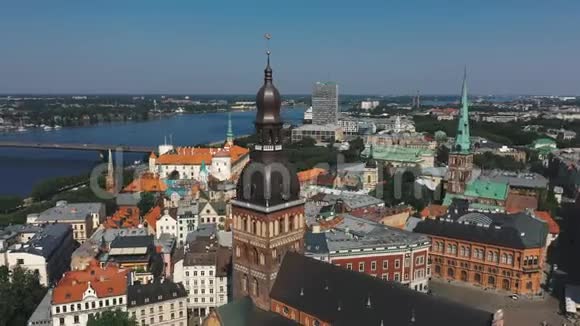 拉脱维亚里加5月2019年在多加瓦河附近的里加老城的空中景色视频的预览图
