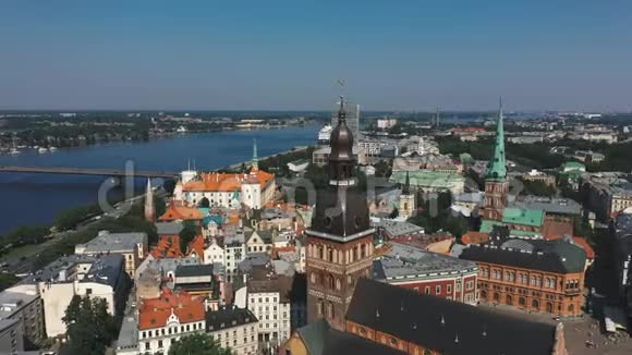 拉脱维亚里加5月2019年在多加瓦河附近的里加老城的空中景色视频的预览图