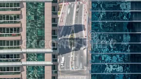 迪拜朱美拉湖塔区的住宅和办公楼视频的预览图
