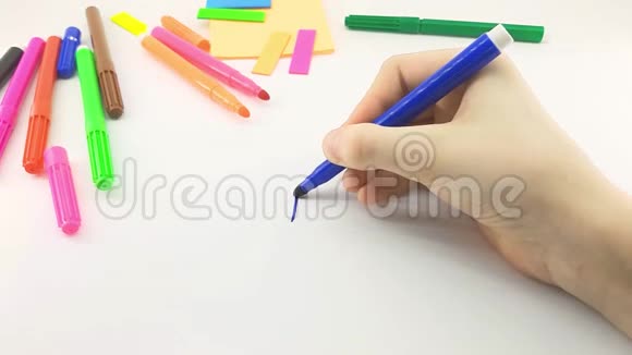 一个孩子把小男人画在白纸上视频的预览图