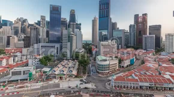 带红色屋顶的唐人街和中央商务区摩天大楼的鸟瞰图新加坡视频的预览图