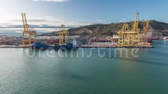 航空视野的海运货物港口和集装箱码头的巴塞罗那时间间隔巴塞罗那加泰罗尼亚西班牙视频的预览图