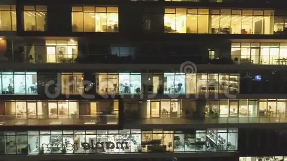 摩天大楼豪华办公室和公寓窗户上的空中无人驾驶飞机视频的预览图