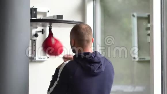 一个在战斗训练中罢工的人健身馆接受有氧训练的运动员视频的预览图
