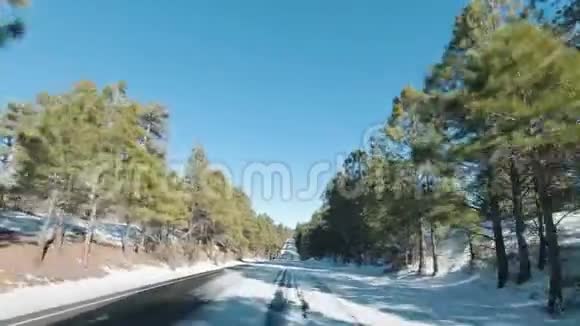 冬天在公路上开车大峡谷国家公园美国亚利桑那州视频的预览图