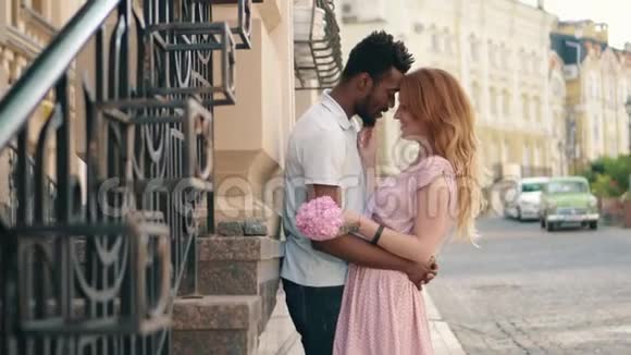 夏日年轻的情侣在欧洲城市的街头亲吻视频的预览图