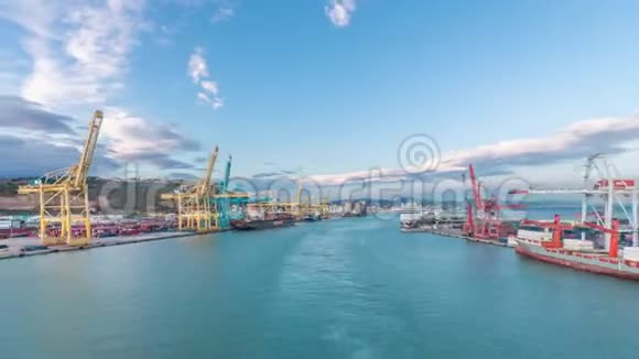 从公海航行的船上可以看到海浪和港口的鸟瞰图视频的预览图