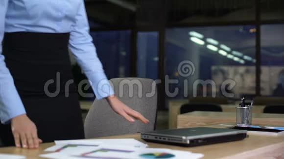 女性打开笔记本电脑开始夜班激励员工加班视频的预览图
