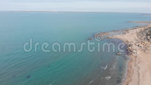 海滩顶景波浪在热带黄沙海滩上破碎黄沙滩上的海浪蓝绿色电视视频的预览图