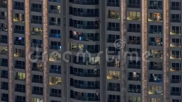 外部公寓塔楼时间推移夜景高耸的摩天大楼窗户闪烁着灯光视频的预览图