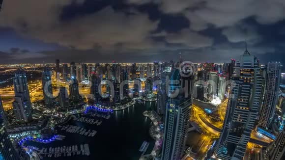 迪拜码头摩天大楼和朱美拉湖塔景从顶部空中夜晚到白天在阿拉伯联合视频的预览图