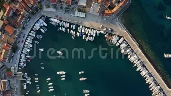 在日出时可以看到克罗地亚的码头和游艇以及船的顶部景色视频的预览图