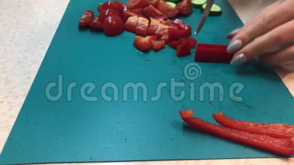 切鲜红辣椒女主厨切菜做美味的新鲜沙拉当午餐视频的预览图