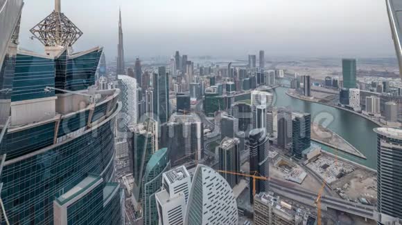 迪拜商业海湾塔楼的全景从白天到晚上视频的预览图