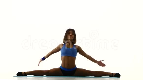 女孩坐在麻绳上表演倾斜的身体白色视频的预览图