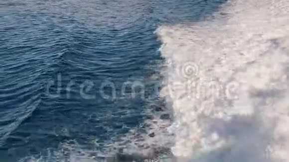 在海上航行的船只留下的波浪痕迹视频的预览图