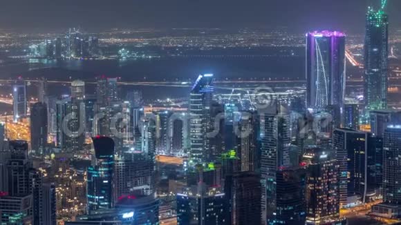 在迪拜的商业海湾塔的全景夜景视频的预览图