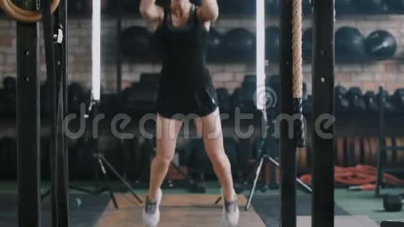 意志力和动力年轻健美的金发女子长时间向前跳跃在健身房进行极限运动训练视频的预览图