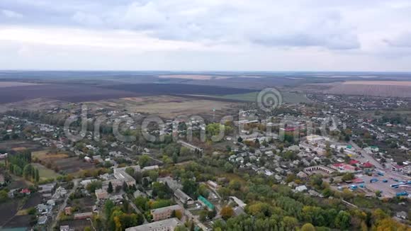 乌克兰一个小镇的无人机鸟瞰图视频的预览图