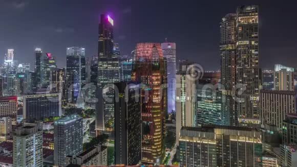 新加坡现代建筑中心的空中城市景观摩天大楼夜晚时光流逝视频的预览图