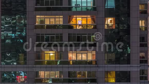 外部公寓楼时间推移夜景高耸的摩天大楼窗户闪烁着灯光视频的预览图