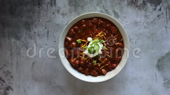 在一个具体的背景上用豆子端上一碗辣椒视频的预览图