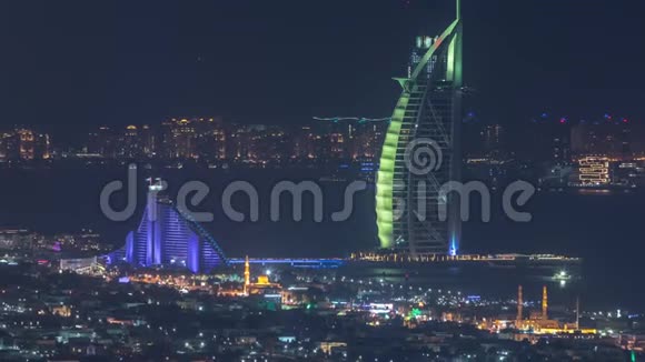 夜晚迪拜城市天际线的鸟瞰有着明亮的阿拉伯酒店时间视频的预览图