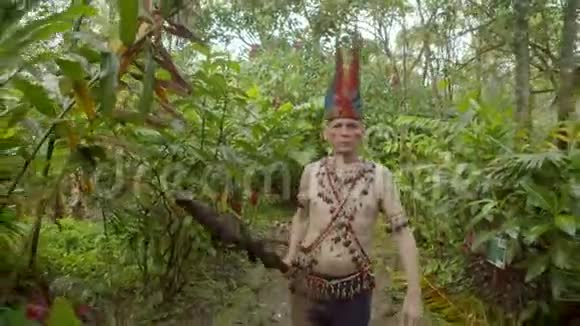 部落人在丛林里散步视频的预览图