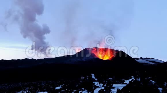 熔岩从冰岛EyjafjallajAkull的火山口喷发背景是蓝天和烟雾视频的预览图