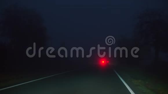 汽车在夜间行驶在雾蒙蒙的道路上视频的预览图