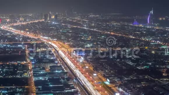 阿拉伯联合酋长国迪拜SheikhZayed公路和十字路口夜间时段的空中交通视频的预览图