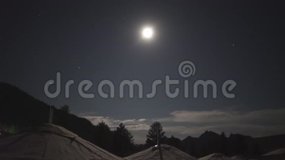 蒙古包被月光照亮以星夜为背景视频的预览图