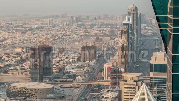 阿联酋迪拜谢赫扎耶德路上的摩天大楼和DIFC的空中时间视频的预览图