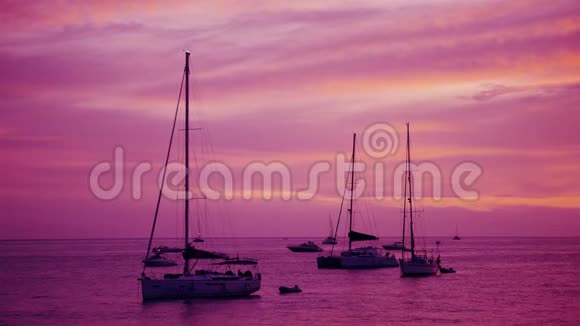 日落后的粉红色余晖在海上视频的预览图