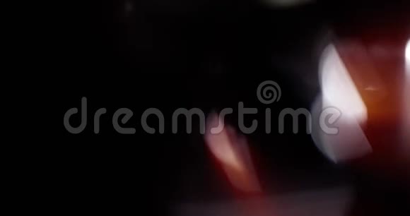 琥珀色的光在黑色的背景上漏出来叠加过渡视频颜色过滤器视频的预览图